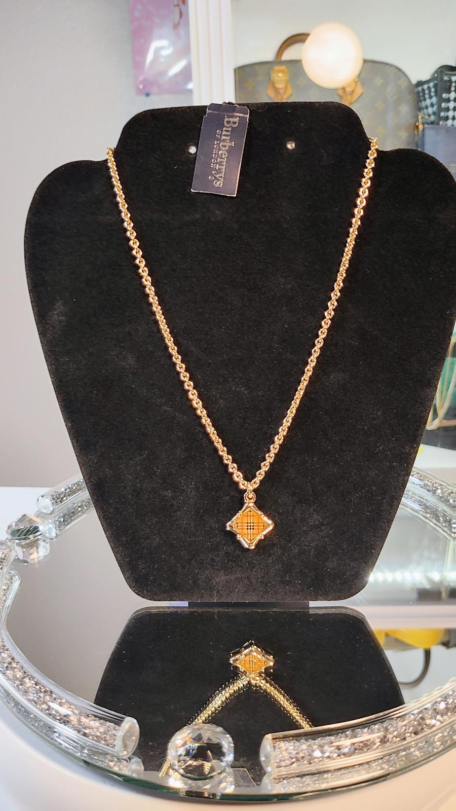 17" New with Tags Burberrys vintage Gold Tone Chain Necklace with Pendant