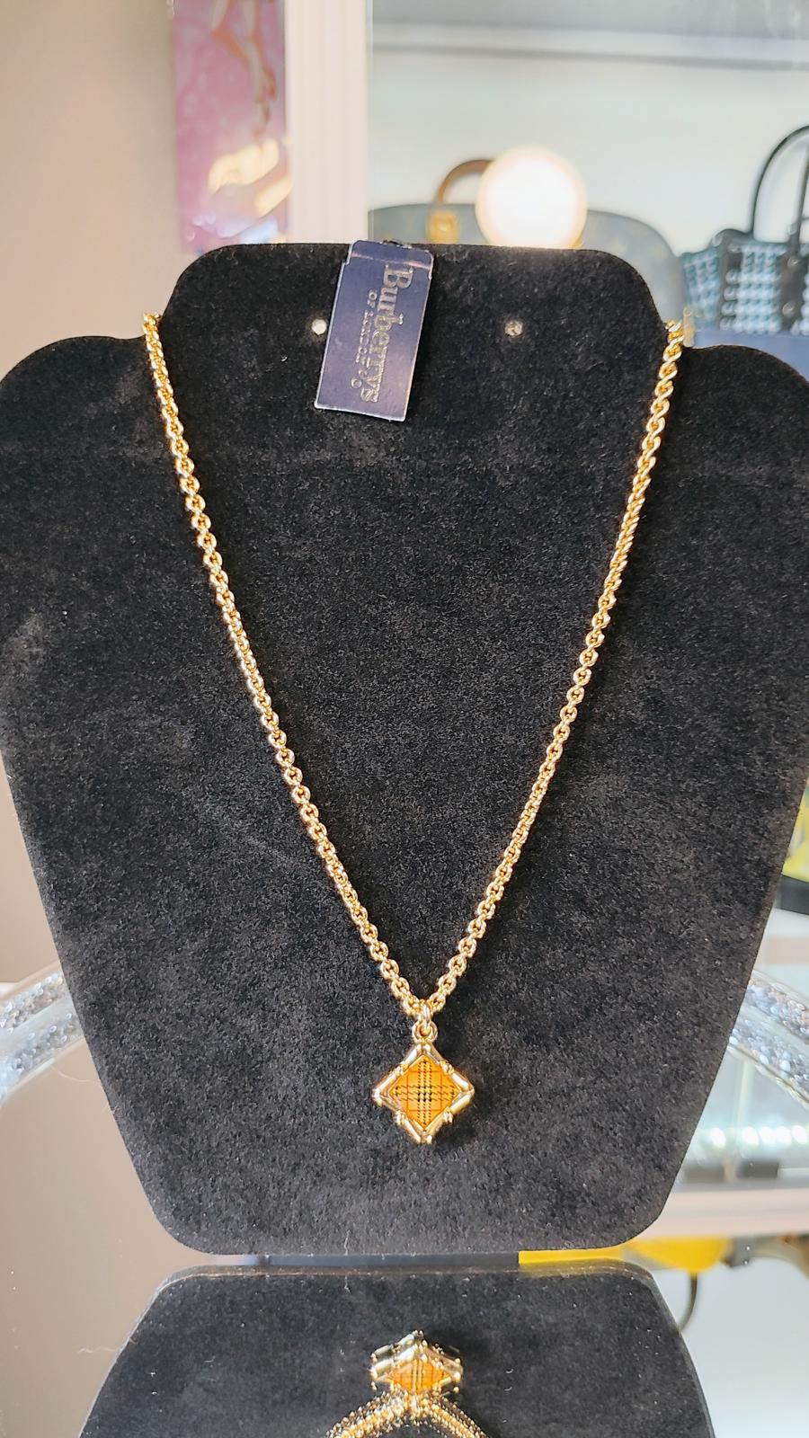 17" New with Tags Burberrys vintage Gold Tone Chain Necklace with Pendant