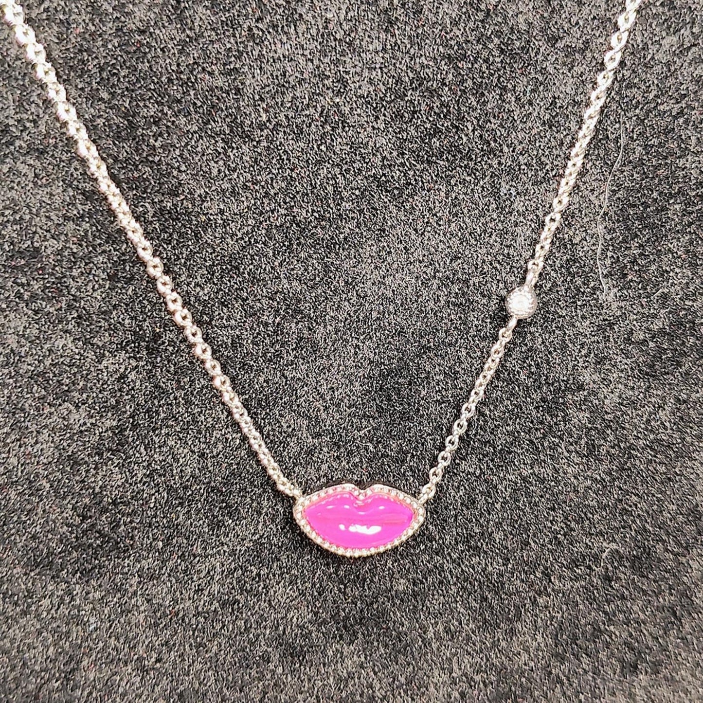 Kendra Scott Lips Silver Pendant Necklace in Hot Pink Mother-of-Pearl