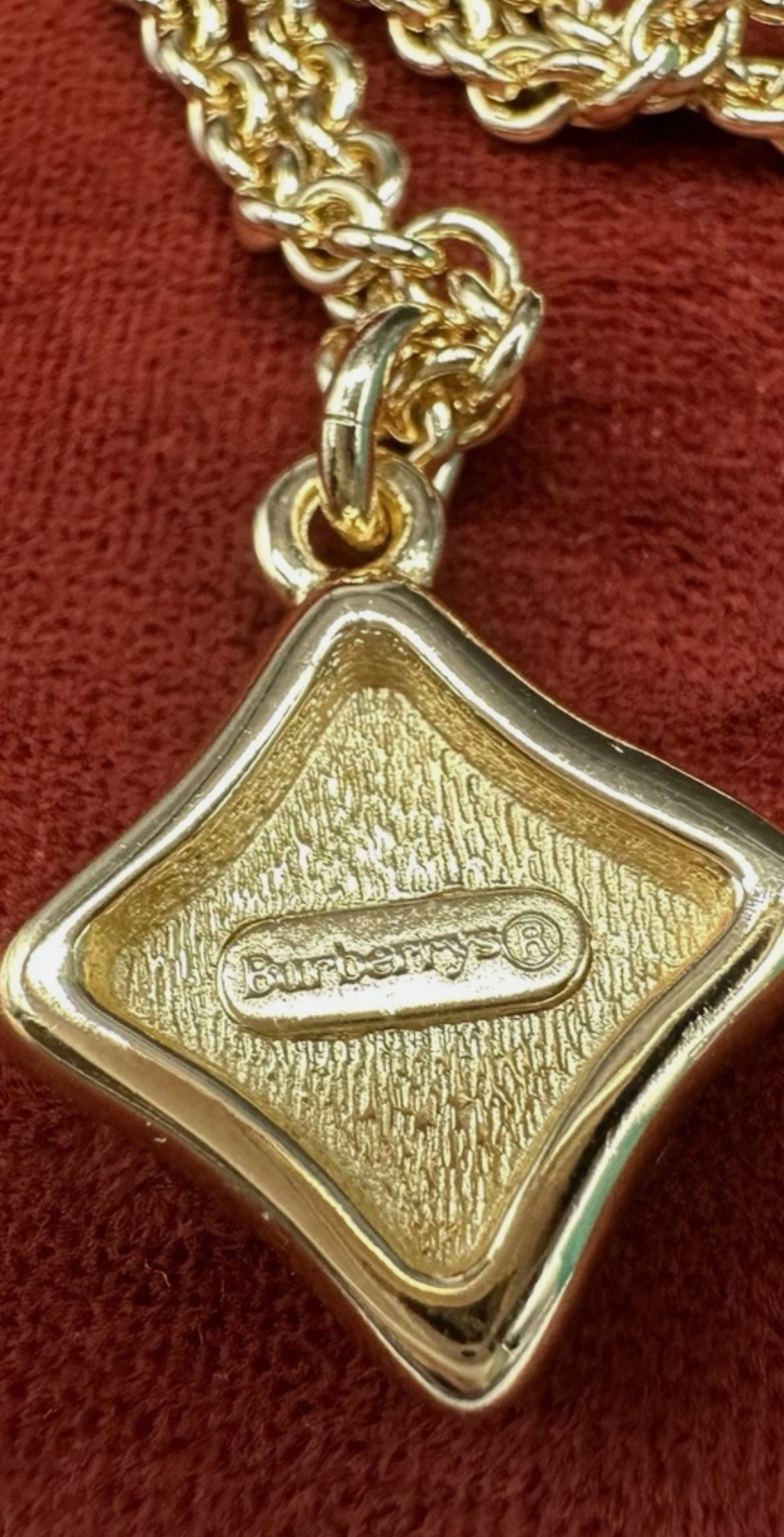 17" New with Tags Burberrys vintage Gold Tone Chain Necklace with Pendant