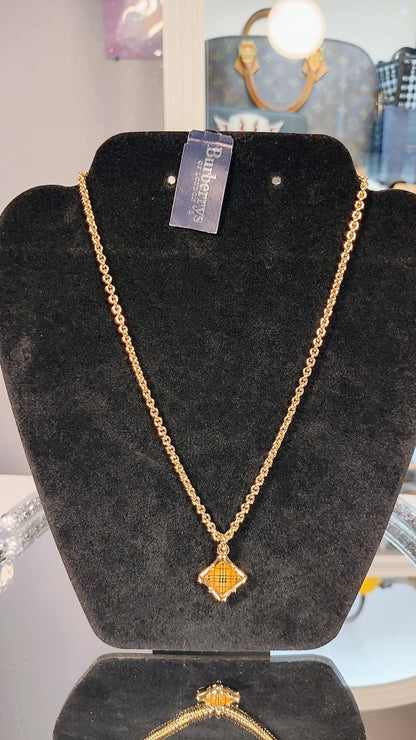 17" New with Tags Burberrys vintage Gold Tone Chain Necklace with Pendant